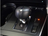 【シフトレバー】シフトもとても操作しやすいデザインになっております。運転する人の事を第一に考えた操作性の高い仕様です。