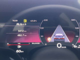 スピードメーターなどの運転に必要な計器とともに、オーディオ・電話の操作画面などを表示。レイアウトはステアリングスイッチで切り替えでき運転に集中しながら必要な情報を瞬時に得ることが可能。