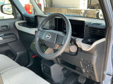 快適に運転できるドライブポジション!運転席シートリフターとシートスライドで、無理のない運転姿勢がとれます。