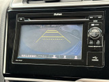 後方確認をサポートするモニター画面です。狭い道や駐車時にも、安全性を高め、運転をサポートします。