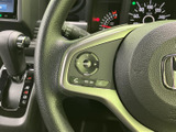 握りやすいステアリングで、快適な運転操作をサポートします。オーディオや通話の操作もステアリングから可能で、運転中に気を散らさずに済みます。