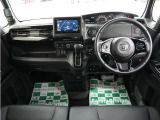 運転にかかわる様々な操作を安全に行えるように視点移動が少なく、操作性に配慮されたスイッチ類が凝縮されたコクピットです。