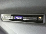 後部座席にもオートエアコン装備ですから車内は、とっても快適です。