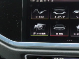 スマートフォンとAudiをUSBケーブルを介し接続。AppleのCarPlayやAndroid Autoのアプリを通じて、スマートフォンのコンテンツをMMIディスプレイに表示します。