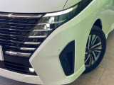【LEDヘッドライト】悪天候や夜間走行時も良好な視界を確保し安心して運転できる高輝度LEDヘッドライトを装備!点灯速度が早く、消費電力も抑えられています。