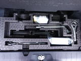 こちらに非常用のジャッキ類とパンク修理キットがございます!