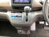 足元スッキリ、インパネシフトです。パーキングブレーキはフットブレーキタイプなので、運転席と助手席の間がスッキリしています。