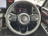 握りやすいステアリングが、運転の楽しさを高めます。操作性にも優れ、快適なドライビングをサポートします。