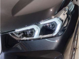 BMWの伝統の丸目4灯ヘッドライトでございます。LEDライトで視認性もよく明るく安全性の向上につながります。