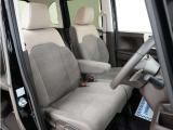 運転席のスペースはゆったりしていて、視界も広く確保されているので普段の運転からロングドライブまで快適です。