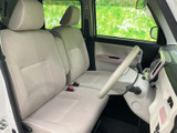 広々とした室内空間は、ドライバーにも快適な運転環境を提供します。落ち着いた色合いのシートが、リラックスできる空間を演出します。