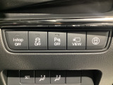 運転席脇のクラスタースイッチ部分にはカメラ切り替えスイッチ、パーキングセンサー、その他走行系スイッチを集中配置しております。