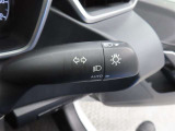 スイッチをオートに設定しておけば、車外の明るさに応じて自動的にヘッドランプを点灯・消灯します。夕暮れ時やトンネルの続く山道などを走行する時に便利なコンライトを装備しています。