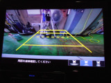 バックカメラの画像です。ガイドラインがスムースな車庫入れをサポートいたします。車庫入れの安心感がアップしますね。