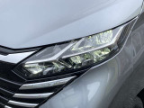 【LEDヘッドライト】悪天候や夜間走行時も良好な視界を確保し安心して運転できる高輝度LEDヘッドライトを装備!