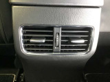 後部座席にもエアコン吹き出し口がしっかり装備されています。