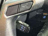 クルーズコントロール機能が付いています。 速度を設定するとアクセルを踏まなくても一定の速度で走ることができます。  高速道路ではとても便利な装置なんです。