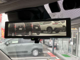 大好評「インテリジェントルームミラー」!車両後方のカメラ映像がミラーに映るので、乗員や荷物が多くても安心♪夜間や悪天候の日でもクリアな映像で視界良好です◎