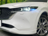 【LEDヘッドライト】悪天候や夜間走行時も良好な視界を確保し安心して運転できる高輝度LEDヘッドライトを装備!点灯速度が早く、消費電力も抑えられています。