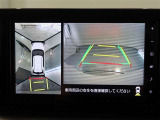 パノラミックビューモニター付きです。車両を上から見たような映像をモニター画面に表示。運転席からの目視では見にくい、車両周辺の状況をリアルタイムでしっかり確認できます。