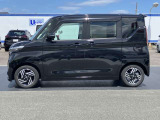 左側オートスライドドア付きです。リモコンや車内からでも開閉操作は可能です。