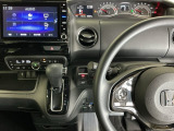 ホンダ純正メモリーナビ搭載なので、遠方へのドライブもお任せ下さい!ステアリング左手側にオーディオ関連のコントロールスイッチを配置しています。操作時は視線を逸らすことなく運転に集中できます