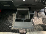 両席側前部にドリンクホルダーあります♪運転中でも手が届きやすい位置にあって使い易いです♪