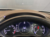 必要な情報を投影するヘッドアップディスプレイ(運転席前のガラス等に車速やナビ情報を投影する機能)。視線移動を抑え、速度やナビのルート案内、安全警告を直感的に確認。長距離運転でも疲れません。