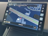 新インフォテイメントシステム「Pivi Pro」に搭載される3Dサラウンドカメラシステム。車輌AIにより車輌を含む周囲の映像を立体的に表示。よりスムーズな駐車や発進が可能となります。