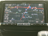 見やすい地図表示で、目的地までスムーズに案内。渋滞情報もリアルタイムで確認でき、最適なルートを選択できます。長距離ドライブも安心です。