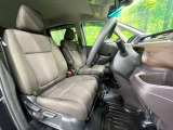 運転席シート廻りは使用感も少なく、良好な状態となっています。前オーナー様が丁寧に使っていたことがよくわかりますね。