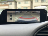 後方状況を画面で確認できるので、安全な駐車操作をサポートします。狭い場所でもスムーズに駐車できます。