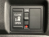 【片側パワースライドドア】片側がパワースライドドアになっており、運転席のスイッチやスマートキーでも開閉が可能です!開口部も広いので乗り降りも楽々♪