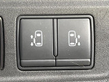 【両側パワースライドドア】スマートキーや運転席のスイッチで後席両側スライドドアの開閉が可能♪電動だから力を入れてドアを開ける必要が無く、小さなお子様でも簡単に開け閉めでき快適です♪