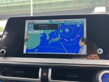 停車中にテレビや映像を楽しむことが可能です。休憩時間などにリラックスできる空間を提供します。