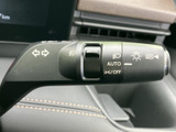 操作しやすい位置に配置されたウインカーレバーは、スムーズな運転操作をサポートします。直感的に操作でき、安全な車線変更を支援します。