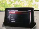 多彩な入力ソースに対応し、快適なドライブを演出します。ラジオやBluetooth接続で、お好みの音楽をお楽しみください。情報表示も見やすい設計です。