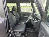 運転席からの視界は良好。シンプルで使いやすい操作性で、運転に集中できます。快適なドライブをお楽しみください。座り心地も抜群です。