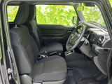運転席周りは、シンプルで機能的にまとめられています。運転に集中できる、整然とした空間です。