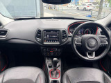 視認性に優れたインパネで、運転に必要な情報をひと目で確認できます。