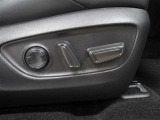 運転席はパワーシートなのでお好みのドライビングポジションに調整可能です♪