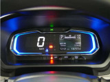 大型のディスプレイに様々な情報を表示、視認性に優れたメーターです。