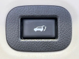 【パワーバックドア】スマートキーや運転席のボタンを押すだけでリアゲートが自動で開閉します!荷物を持っている時や、高い位置にあるバックドアを閉める際に便利な機能です♪