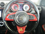 ■本革巻きハンドルはグリップ性も良好です。【ハンドル左側:オーディオコントロール&ハンズフリー通話用スイッチ】【ハンドル右側:クルーズコントロールスイッチ】