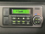 オートエアコンは温度を設定するだけで、自動で風量などを設定してくれます。運転しながら操作も必要ないので、安全性も向上します。