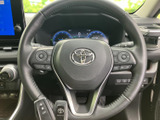 握りやすいステアリングは、運転操作を快適にします。操作スイッチも配置されており、運転に集中できます。