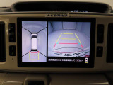 【パノラマモニター】上からの映像を表示。前後左右のカメラで合成し、運転席からの目視だけでは確認しにくい状況をリアルタイムで見晴らせます