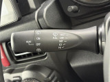 【オートワイパー(AUTO)】雨が降り出した時に、雨滴検出用センサー(レインセンサー)が雨滴を感知すると、自動でワイパーが動作します。