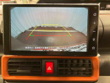 【バックカメラ】 駐車時に車両後方の様子を見ることができるので、運転の不安を軽くします。