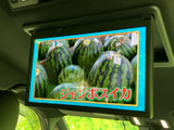 後席のお客様も楽しめるモニター付き。長距離移動も退屈させません。